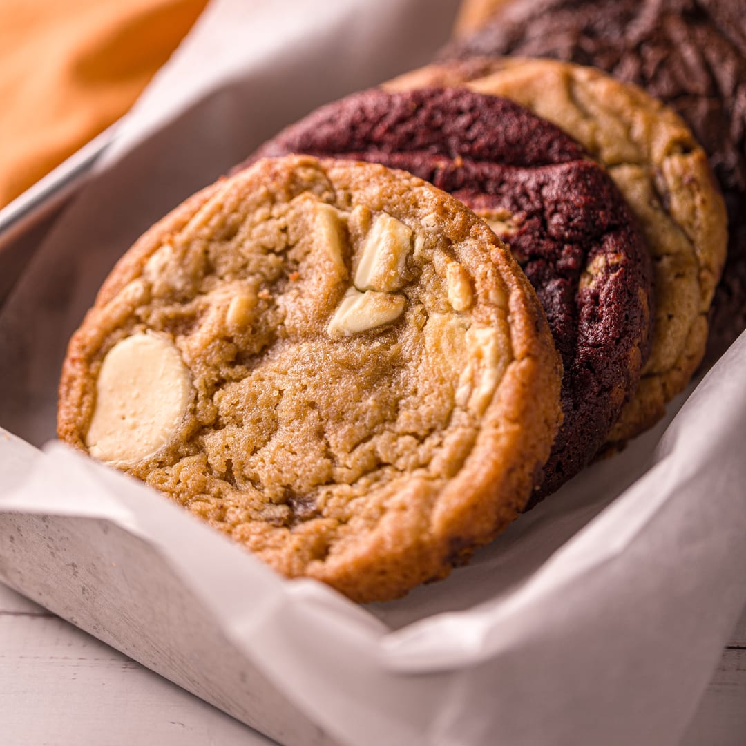Bandeja com cookies sortidos da Monkey Cookie enfileirados
